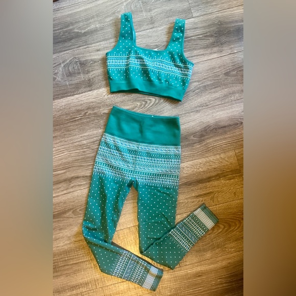 Fabletics Green and White Activewear Set - Picture 1 of 12